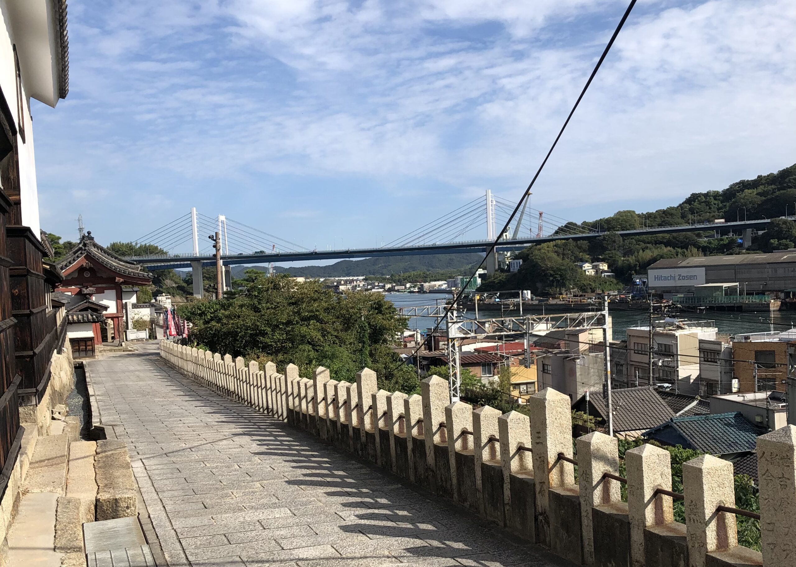 青空とお寺の側道