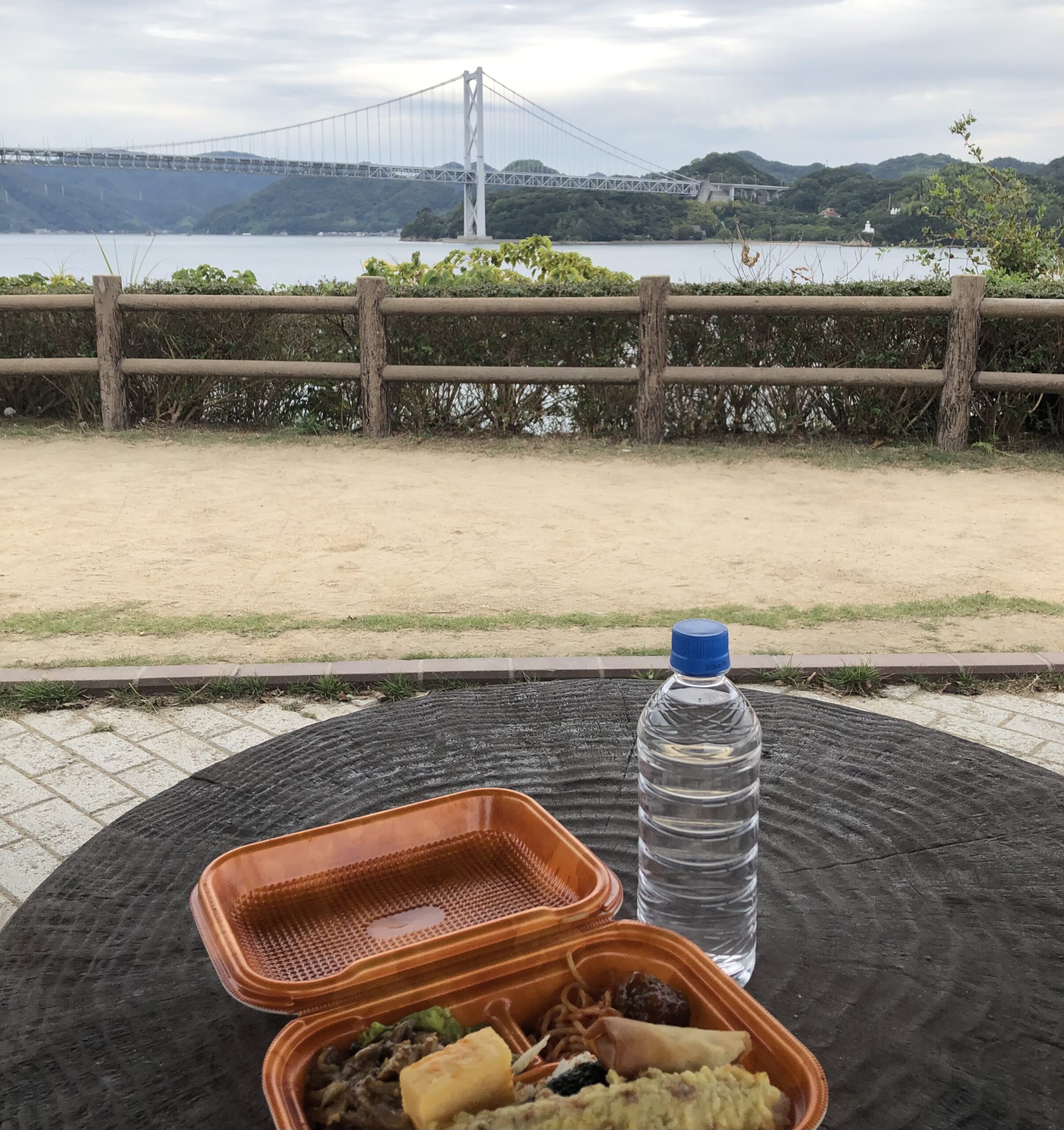 お弁当と水のボトル