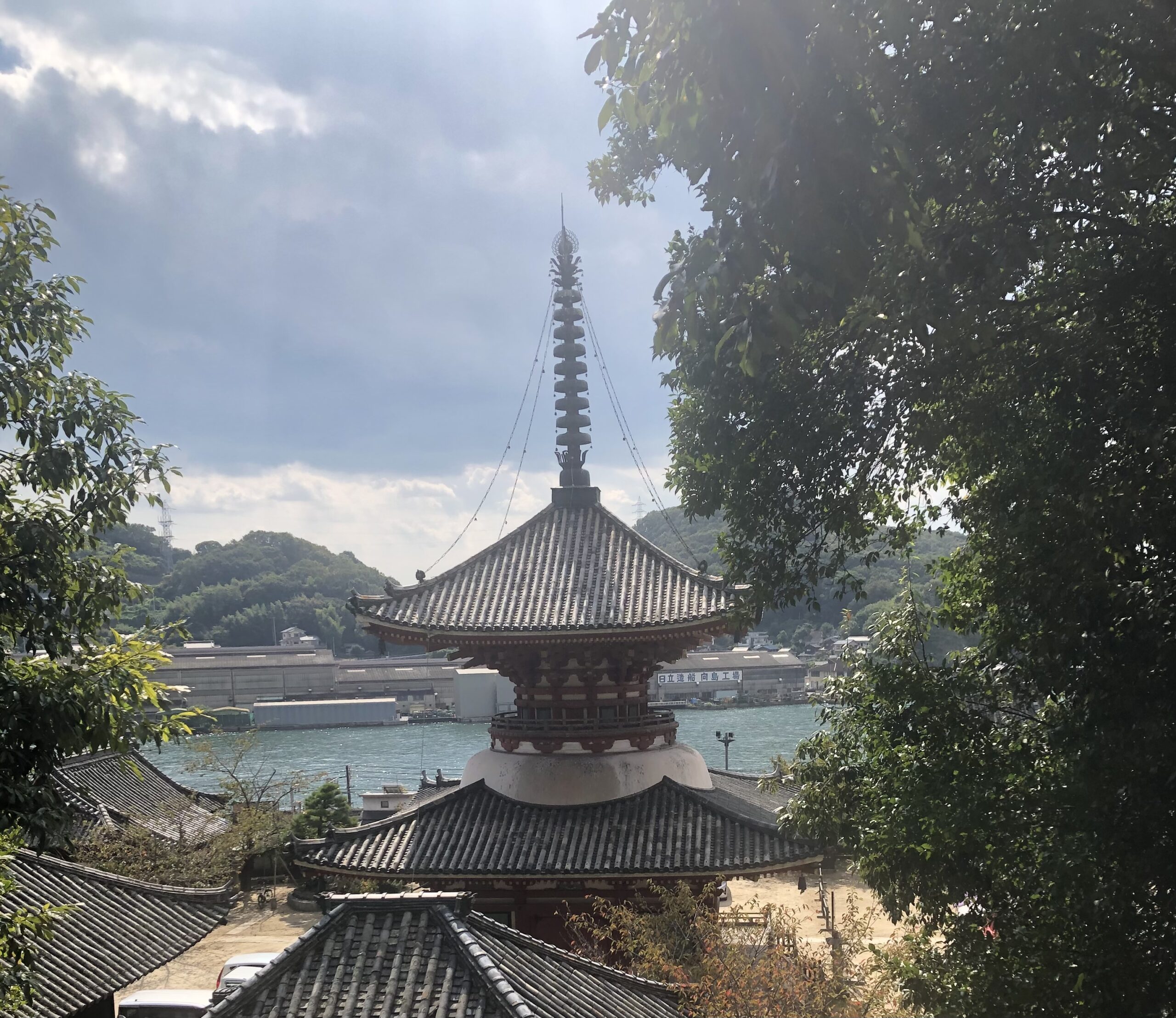 青い空と海と三重塔